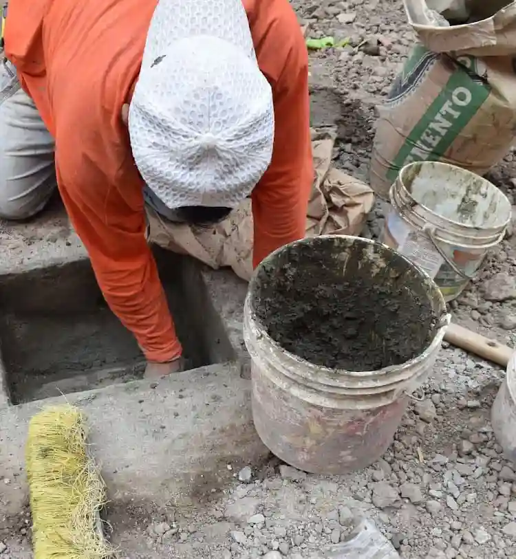 Albanil puliendo caja de registro 